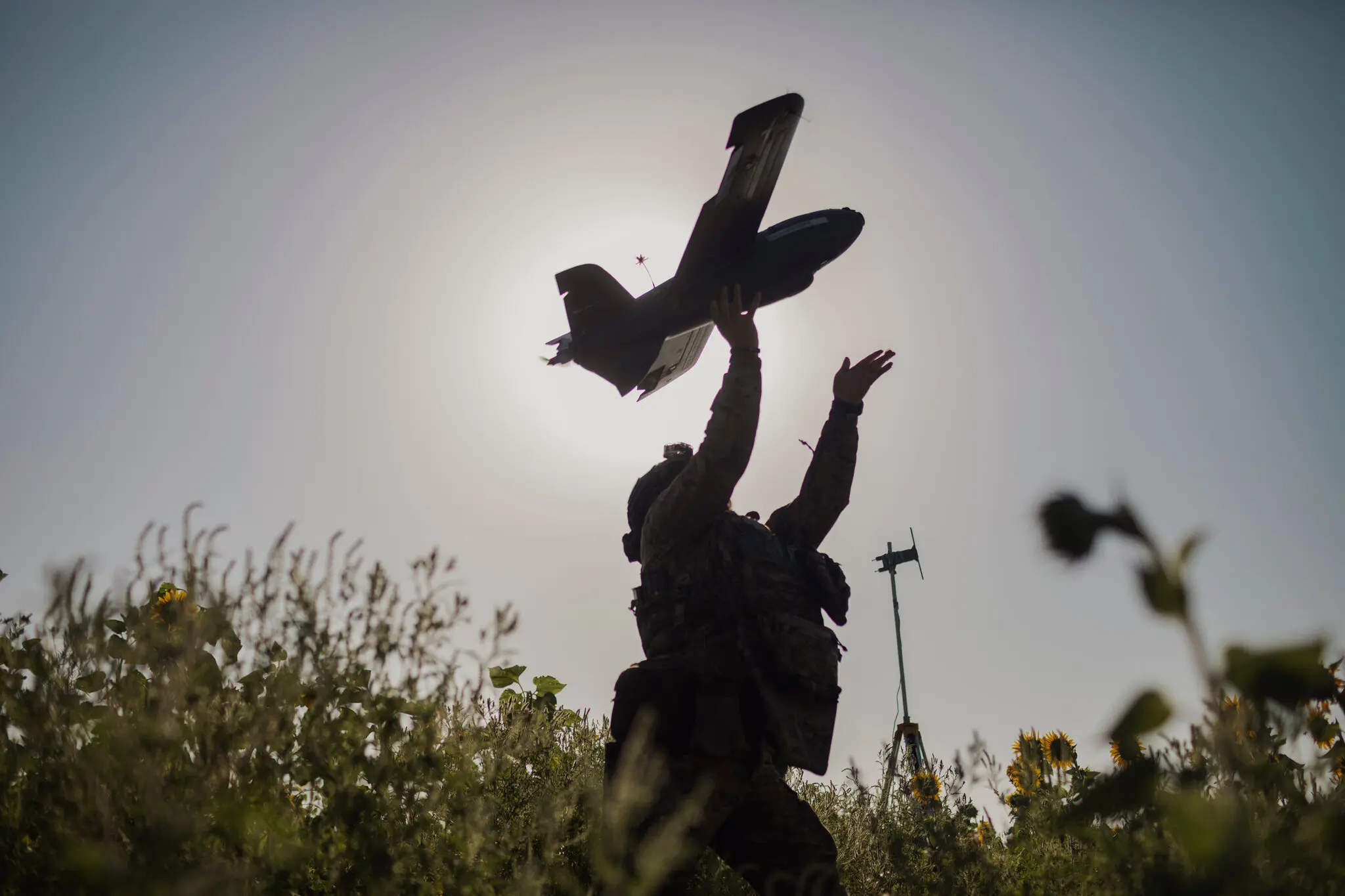 Боєць підрозділу УПА запускає розвідувальний корабель для моніторингу та збору інформації про російські позиції.